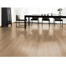 Esszimmer mit Holzboden, Tisch und Stühlen