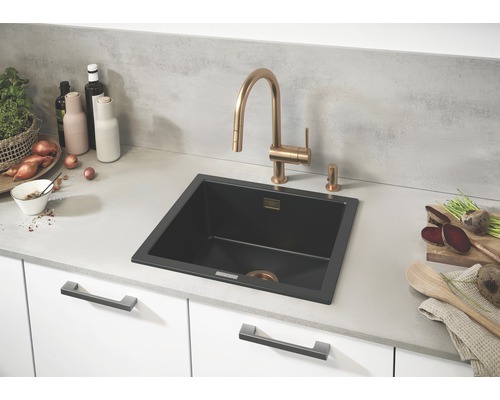 Spüle mit Armatur in einer modernen Küche