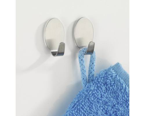 Zwei Handtuchhaken aus Metall mit Handtuch an der Wand