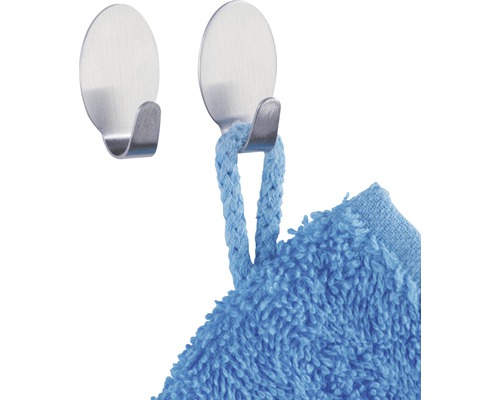 Zwei silberfarbene Handtuchhaken aus Metall, einer mit einem blauen Handtuch daran