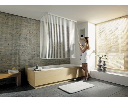 Eckduschrollo mit Kassette und Rollo Kleine Wolke 138 + 62 x 240 cm weiß 100 Badezimmer mit Badewanne, Duschvorhang, Frau und Fensterjalousien für eine helle und organisierte Atmosphäre.