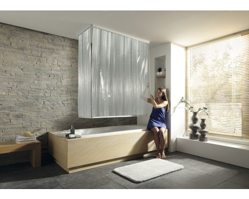 Eckduschrollo mit Kassette und Rollo Kleine Wolke 138 + 62 x 240 cm milky 108 Badezimmer mit Badewanne, Duschvorhang und Frau