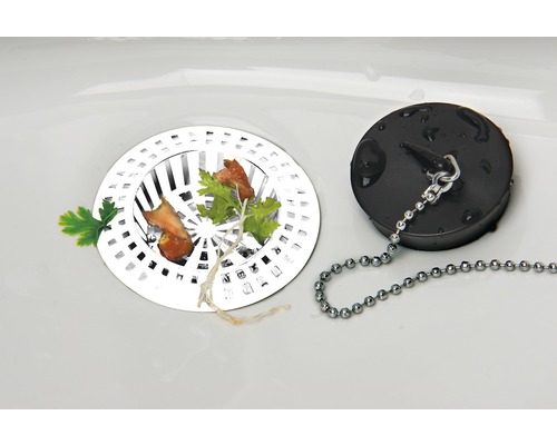 Spülbecken mit Sieb, Speiseresten und Stopfen