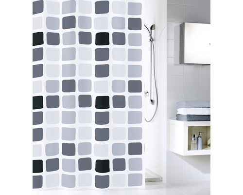 Badezimmer mit Duschvorhang mit quadratischem Muster