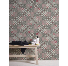 Wandgestaltung mit Fliesen in Patchwork Optik und Badutensilien auf einem Tisch