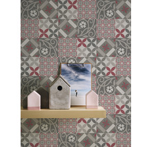 Wand mit Fliesen in Patchwork Optik und Deko-Elementen auf einem Regalbrett