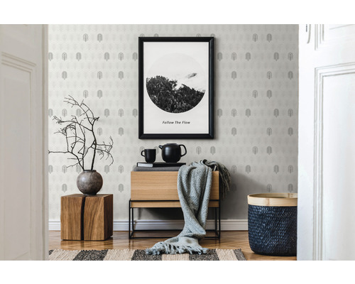 Dekorative Wandgestaltung mit gemusterten Tapeten, kombiniert mit Holzmöbeln und Wohnaccessoires für ein stilvolles Interieur
