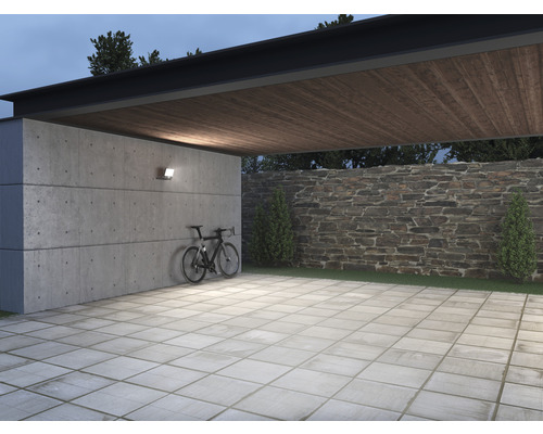 Außenbereich mit Betonwand, Steinmauer, Fahrrad und Außenleuchte