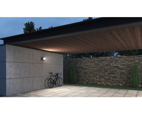 Beleuchtete Garage mit Betonwand, Holzbalkendecke und Fahrrad