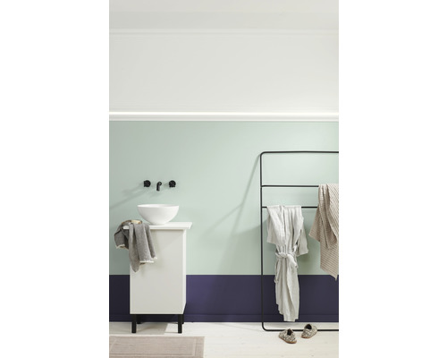 Badezimmer mit Waschbecken auf Unterschrank, Handtuchhalter mit Textilien und Badteppich