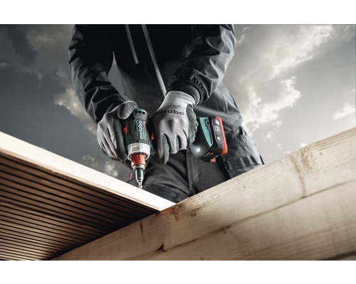 Eine Person schraubt mit einem Metabo Akku-Bohrschrauber eine Schraube in Holz.