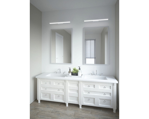 Badezimmer mit Doppelwaschtisch, Spiegeln und Beleuchtung