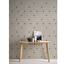 Tapete mit geometrischem Muster hinter einem Holztisch mit Dekoration