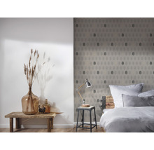 Helles Schlafzimmer mit gemusterter Tapete, Bett, Nachttischlampe und Dekorationen
