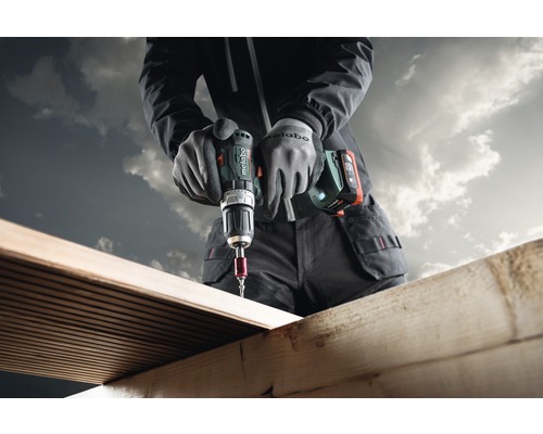 Eine Person verwendet einen Akku-Bohrschrauber von Metabo auf Holz.