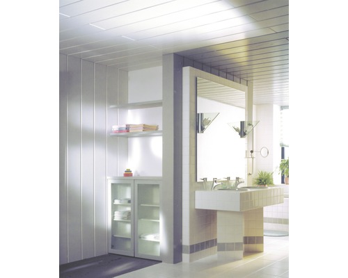 Dekorpaneel Quadro Plus Icepearl 12x200x1200 mm Badezimmer mit Waschbecken, Spiegel und Stauraumregal unter der Decke mit Paneelen.
