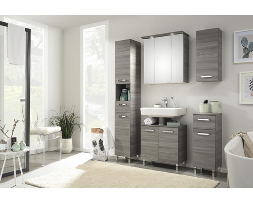 Badezimmer mit Waschbecken, Spiegelschrank und Hochschrank in Holzoptik