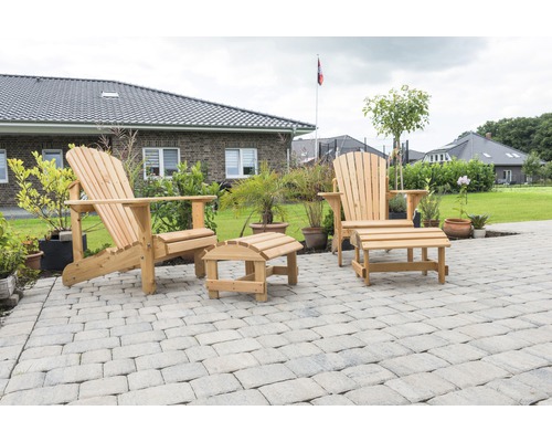 Zwei Adirondack-Stühle aus Holz mit Fußhockern auf einer Terrasse