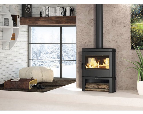 Wohnzimmer mit Kaminofen, Sitzsack und Blick auf verschneite Landschaft