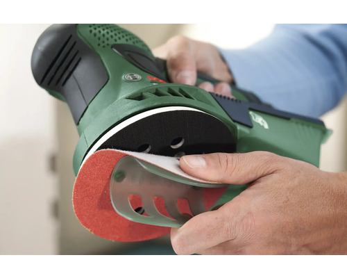 Mann wechselt Schleifpapier an einem Exzenterschleifer der Marke Bosch