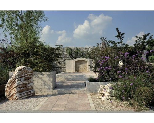 Gestalteter Gartenbereich mit Steintreppe, Brunnen und Gabionenwand