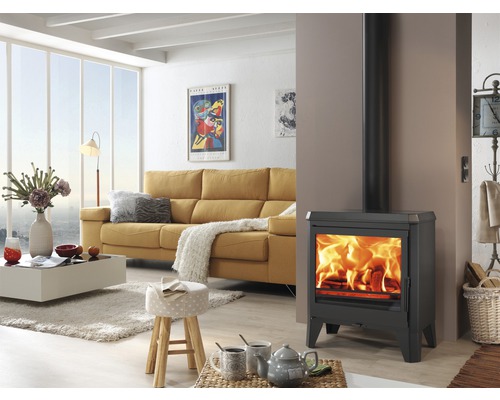 Wohnzimmer mit Kaminofen, Sofa und Couchtisch