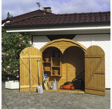 Offener Holzgartenschrank mit Gartengeräten wie Rasenmäher, Schaufel und Rechen