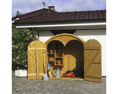 Offener Holzgartenschrank mit Gartengeräten wie Rasenmäher, Schaufel und Rechen