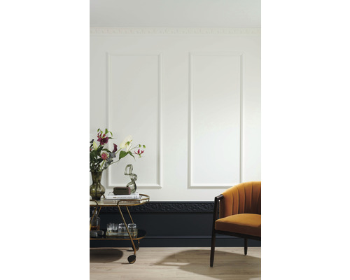 Wohnraum mit Wandpaneelen, Zierleisten, Barwagen und Sessel