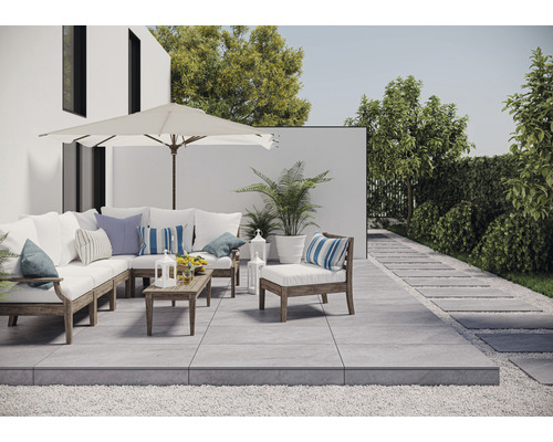 Terrasse mit Gartenmöbeln, Sonnenschirm und Steinplattenweg