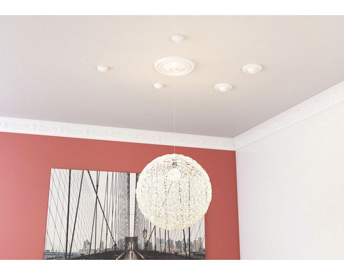 Innenraum mit Deckenrosetten und Zierleisten für die Decke