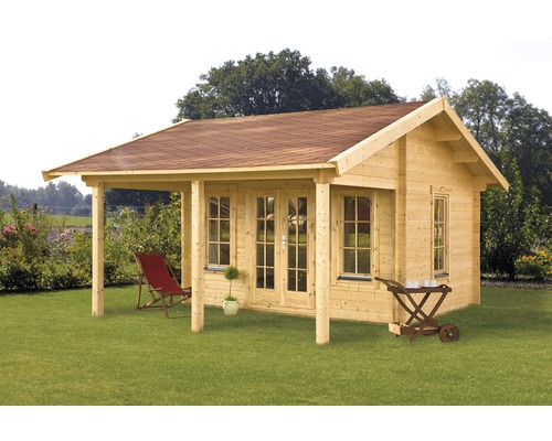 Gartenhaus aus Holz mit überdachter Terrasse und Gartenmöbeln auf Rasenfläche