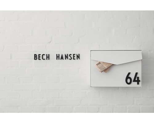 Briefkasten mit Hausnummer 64 und Namensschild Bech Hansen