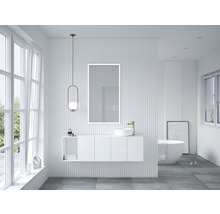 Helles Badezimmer mit Spiegel, Waschtisch, Lampe und Badewanne