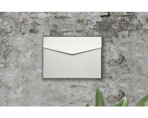 Briefkasten aus Metall an einer Wand montiert
