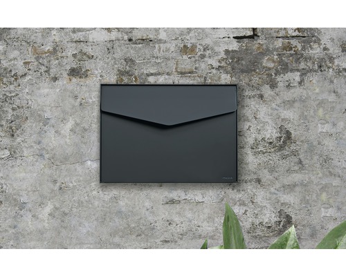 Rechteckiger Briefkasten aus Metall an einer Wand montiert