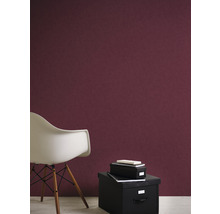 Wandgestaltung mit einer Innendispersion Farbe, kombiniert mit einem Stuhl und Aufbewahrungsboxen