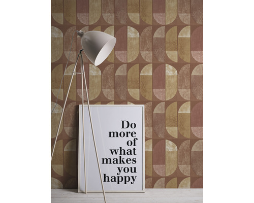 Zimmeransicht mit grafischer Tapete, Stehlampe und gerahmtem Bild