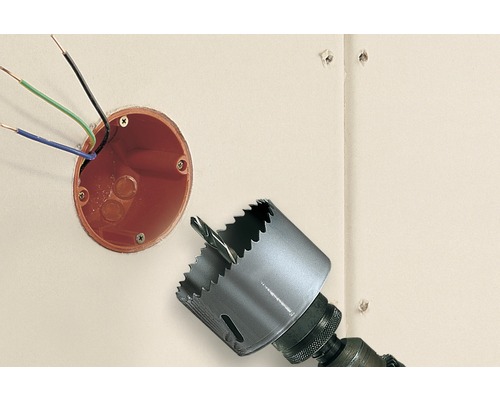 Installation einer Gerätedose mit einer Lochsäge in einer Wand