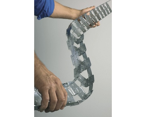 Eine Person hält ein gelochtes Nagelband aus Metall.