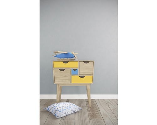 Kommode mit mehreren Schubladen, Holzbeinen, Spielzeugflugzeug und Kissen
