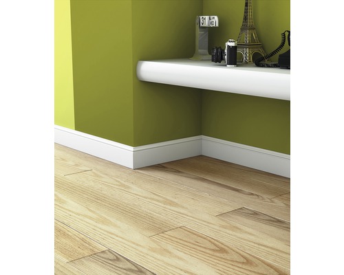 Innenraumszene mit Holzboden, Sockelleisten und Wandregal