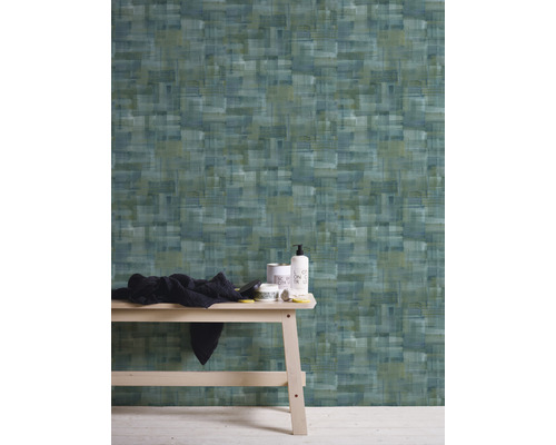 Raumansicht mit gemusterter Tapete und Ablagetisch mit Badutensilien