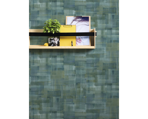 Wandgestaltung mit abstrakter Tapete und Holzregal mit Dekoration