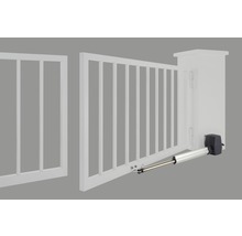 Geöffnetes, weißes Gartentor mit Torantrieb