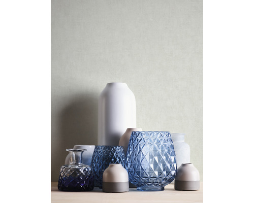 Verschiedene Vasen aus Glas und Keramik in einer Anordnung.