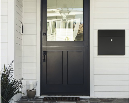 Außenansicht eines Hauses mit Tür, Briefkasten und Dekoration