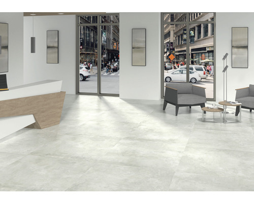 Innenraum mit Bodenfliesen, Rezeption und Sitzbereich mit Blick auf die Stadt