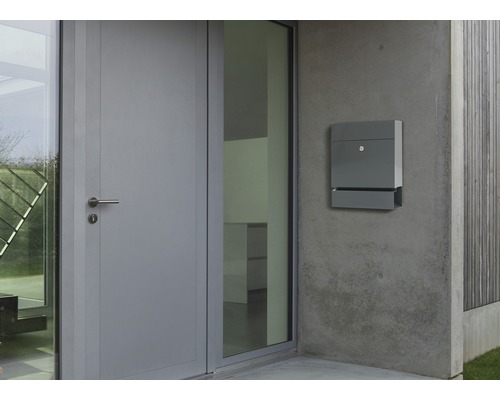 Moderne Hausfassade mit Tür, Fenster und Briefkasten