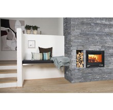Wohnzimmer mit Steinwand, Kamin, Holzscheiten und Sitzbank
